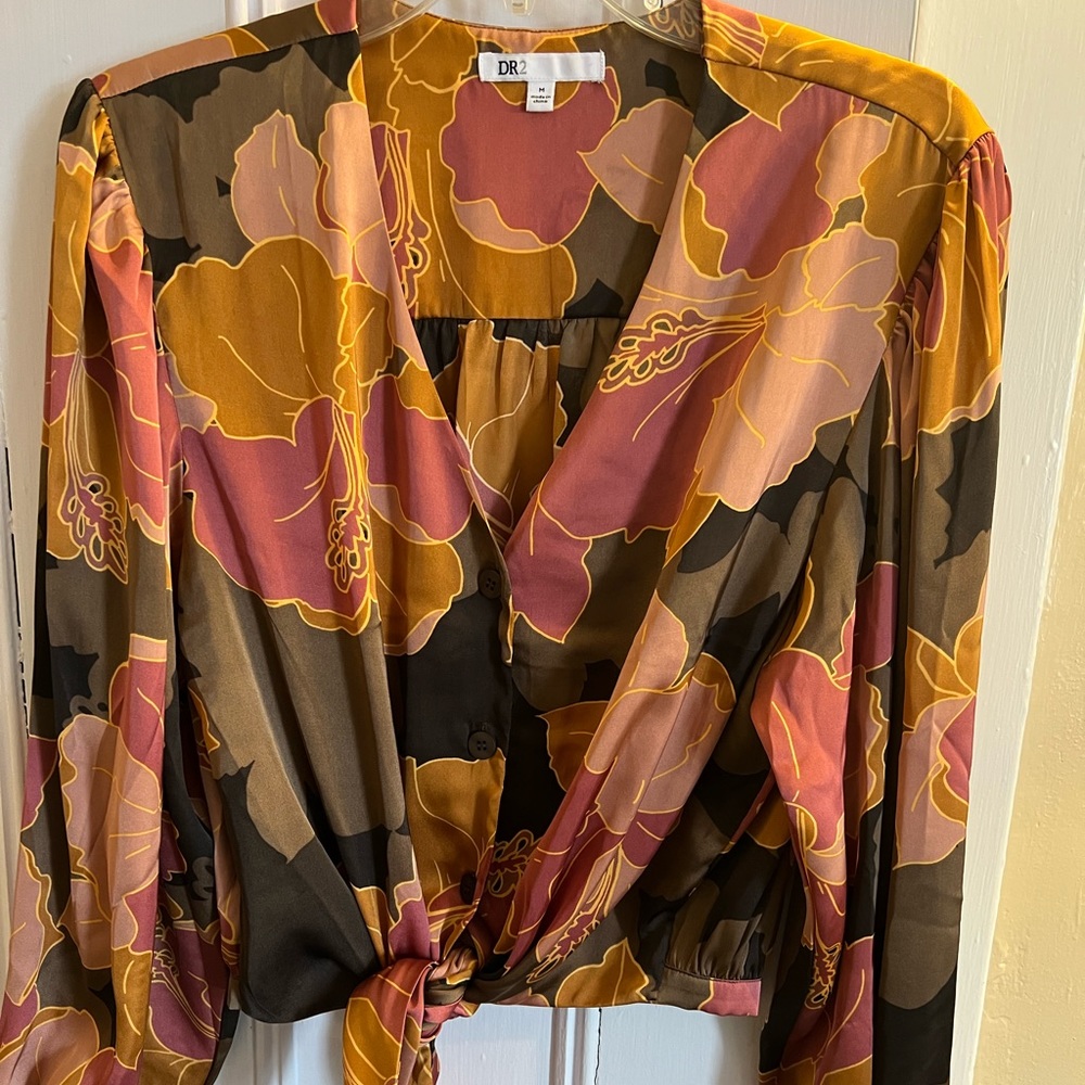 DR2. Women’s medium multicolored blouse,Ties at waist.